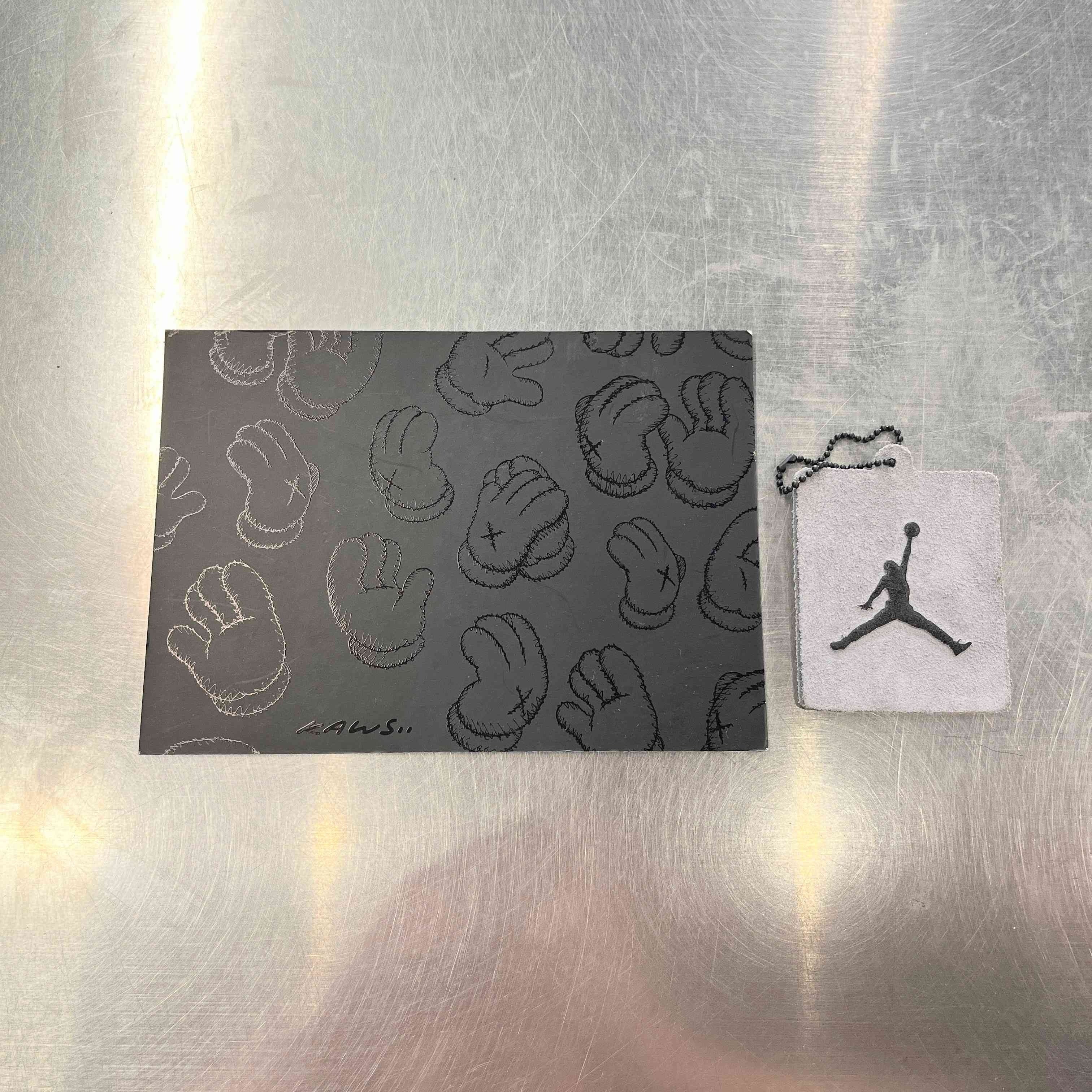 【US9.5】 AIR JORDAN 4 RETRO KAWS 930155-003 【USED】
