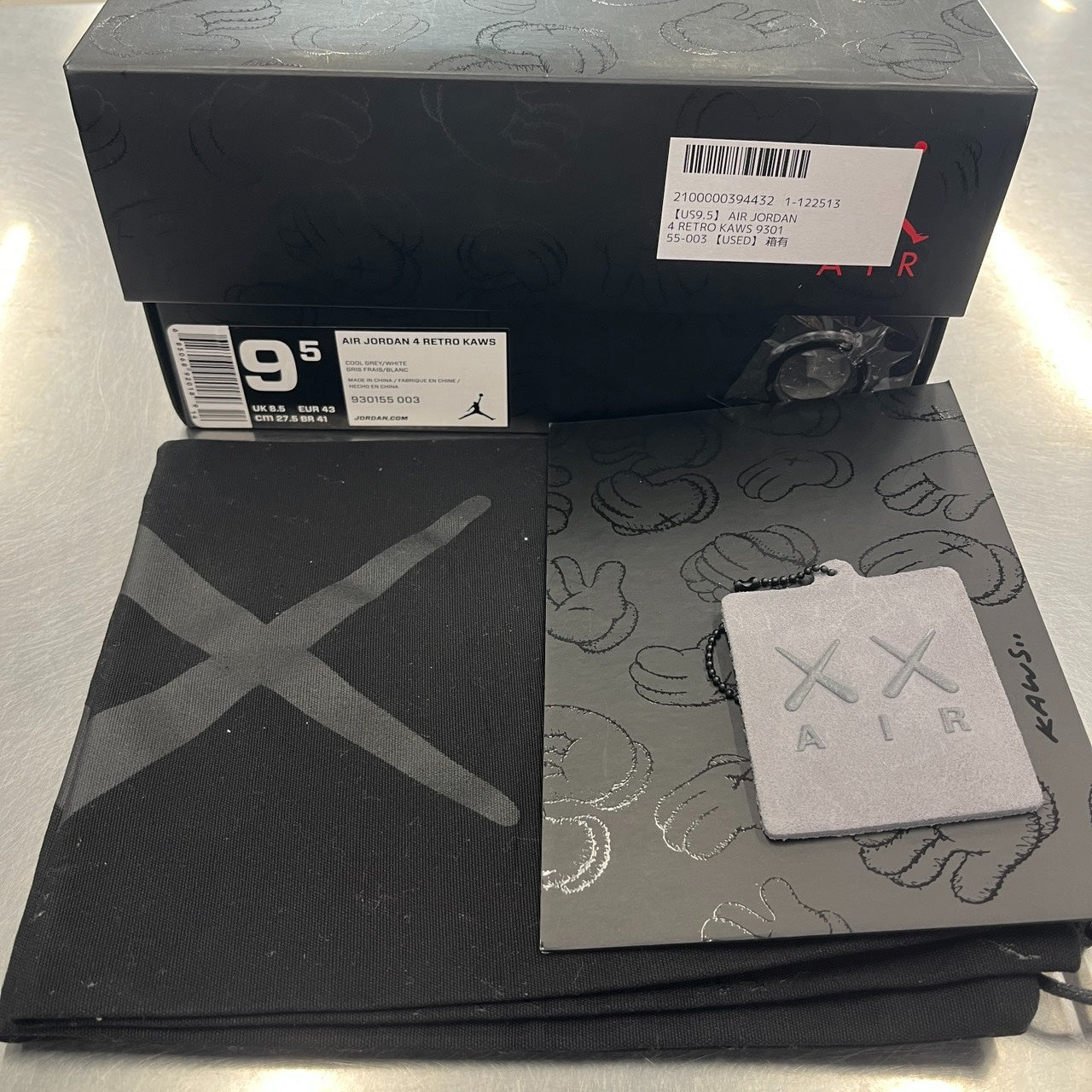 【US9.5】 AIR JORDAN 4 RETRO KAWS 930155-003 【USED】