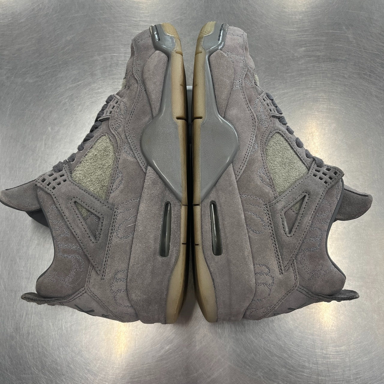 【US9.5】 AIR JORDAN 4 RETRO KAWS 930155-003 【USED】