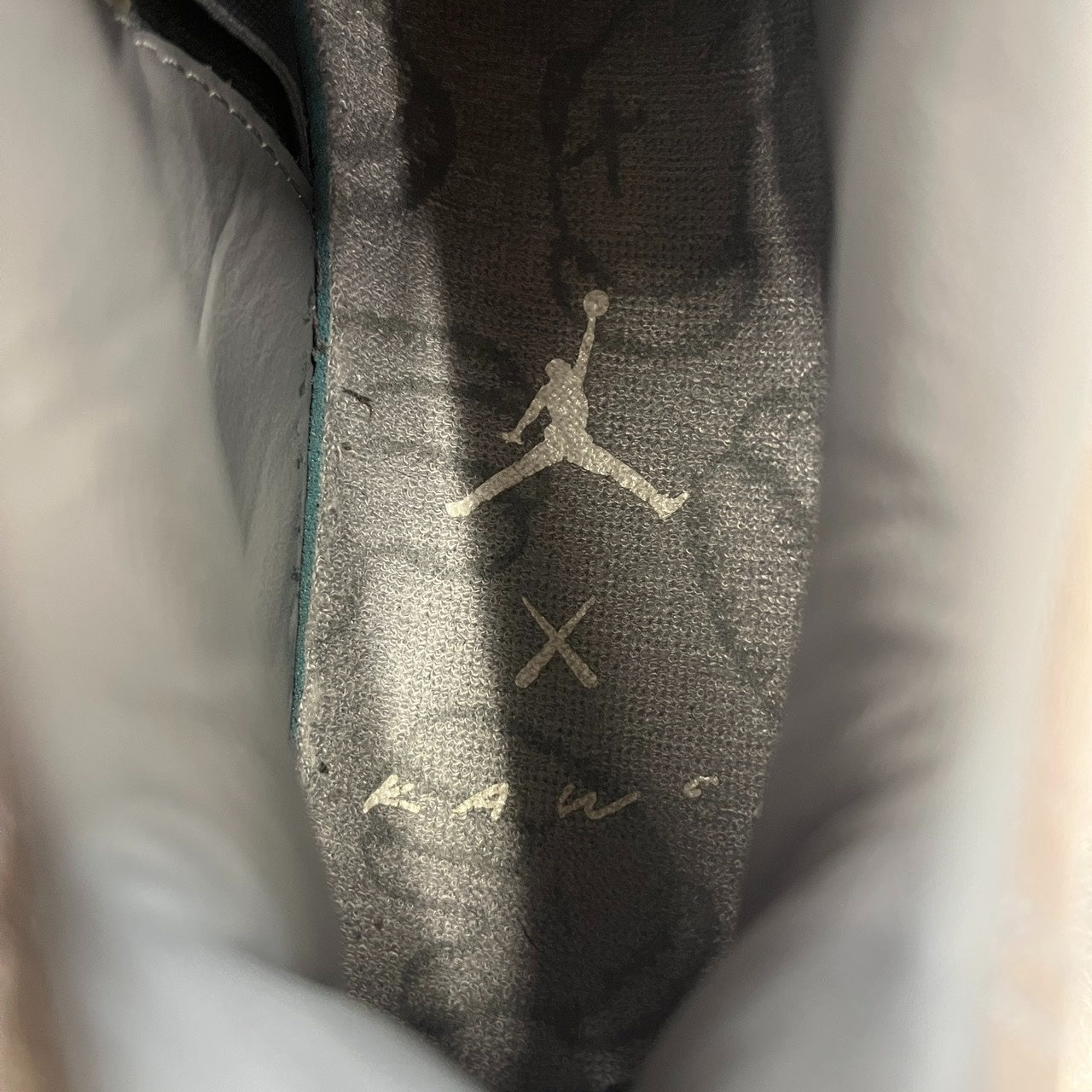 【US9.5】 AIR JORDAN 4 RETRO KAWS 930155-003 【USED】