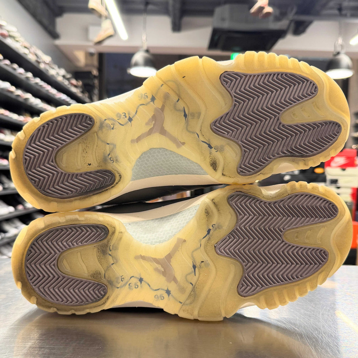 【US11】 AIR JORDAN 11 RETRO IQ3459-072 【USED】